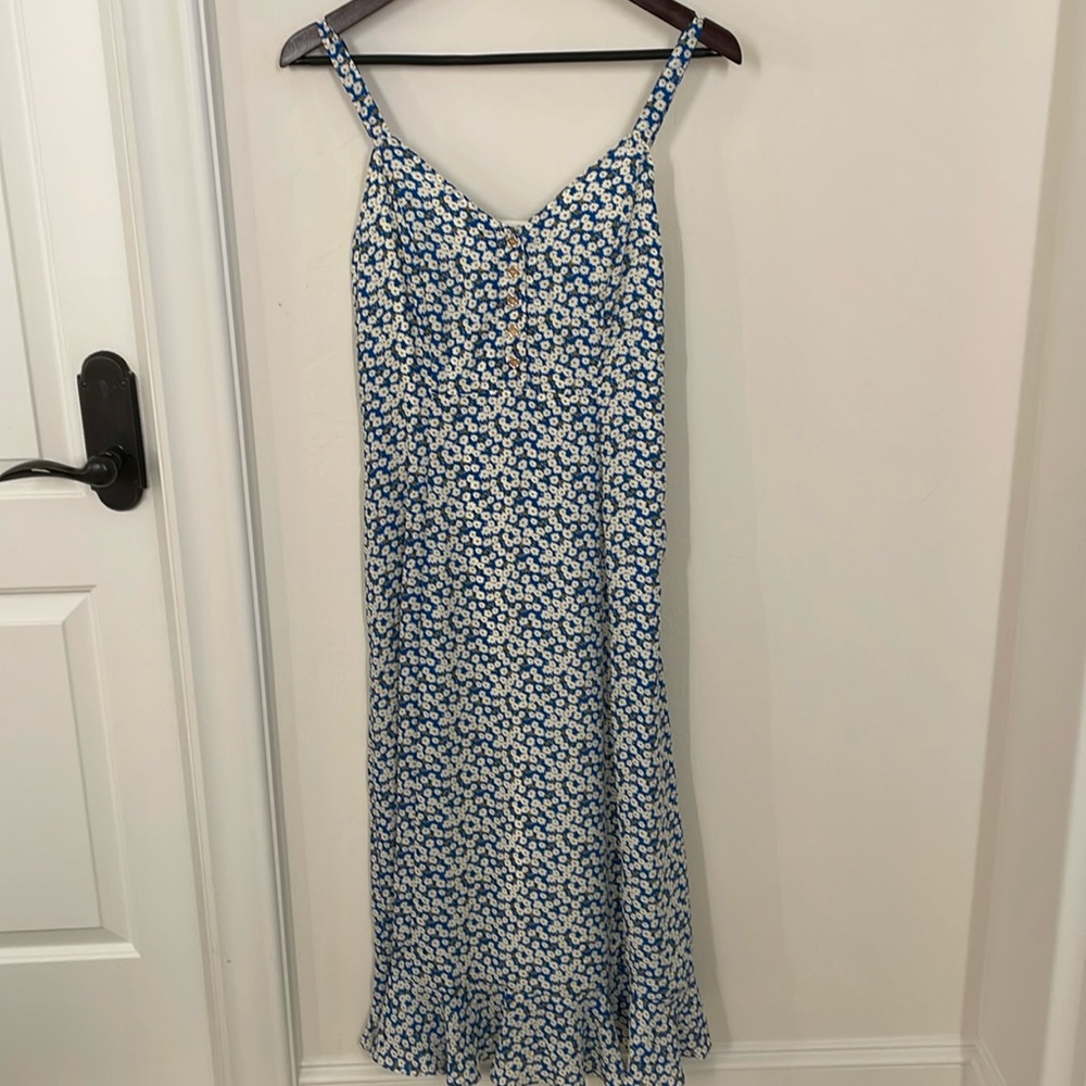 Lulu’s blue and white floral midi dress